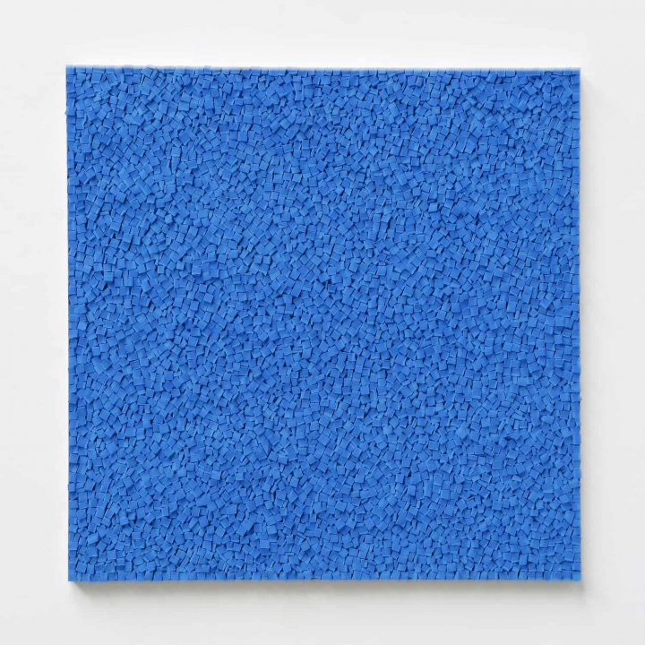 „o. T.“, blaue Kreide, 150 x 150 cm, 2019