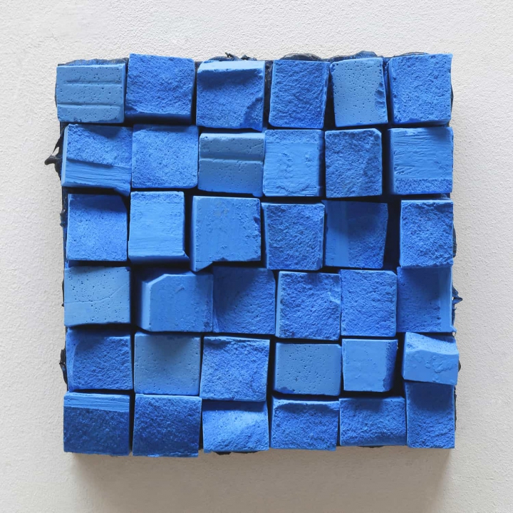 „little big blue 2“, blaue Kreide, 30 x 30 cm, 2020