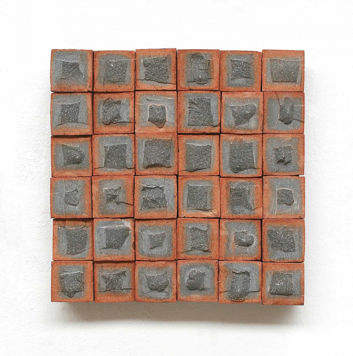 „o. T.“, Ziegel, 30 x 30 cm, 2012