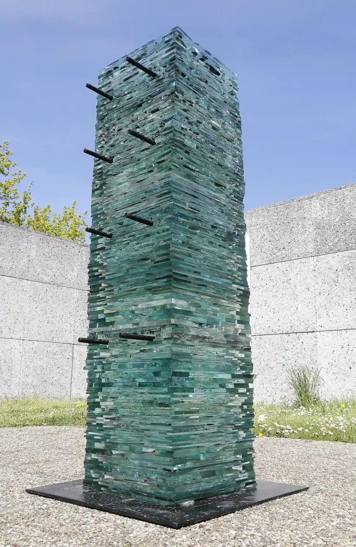 „o. T.“, Glasschichtung, Stahl, 200 x 40 x 40 cm, 2014