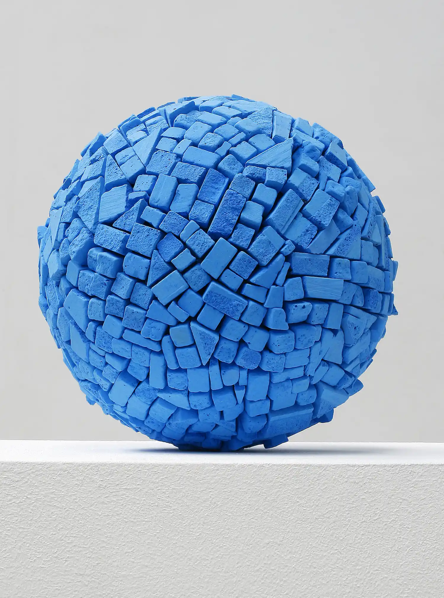 „Kugel Blau“, Kreide, 22 x 22 x 22 cm, 2016