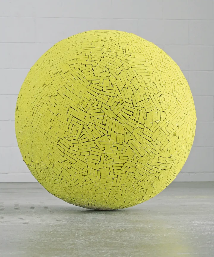 „Pallone giallo“, Kreide, 85 x 85 x 85 cm, 2010