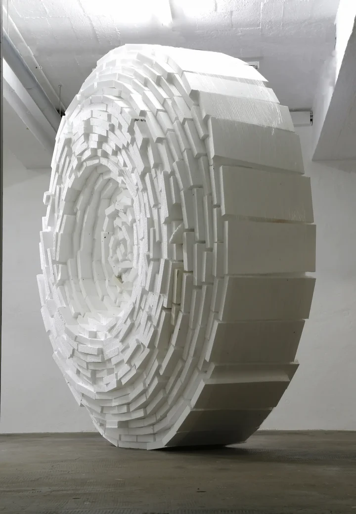 „Rolle“, Styropor, Folie, 250 x 250 x 80 cm, 2020
