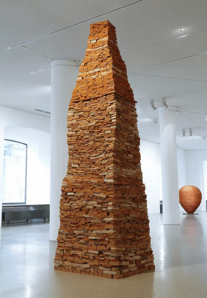 „Ziegelturm“, Ziegelbruch, 304 x 90 x 72 cm, 2019