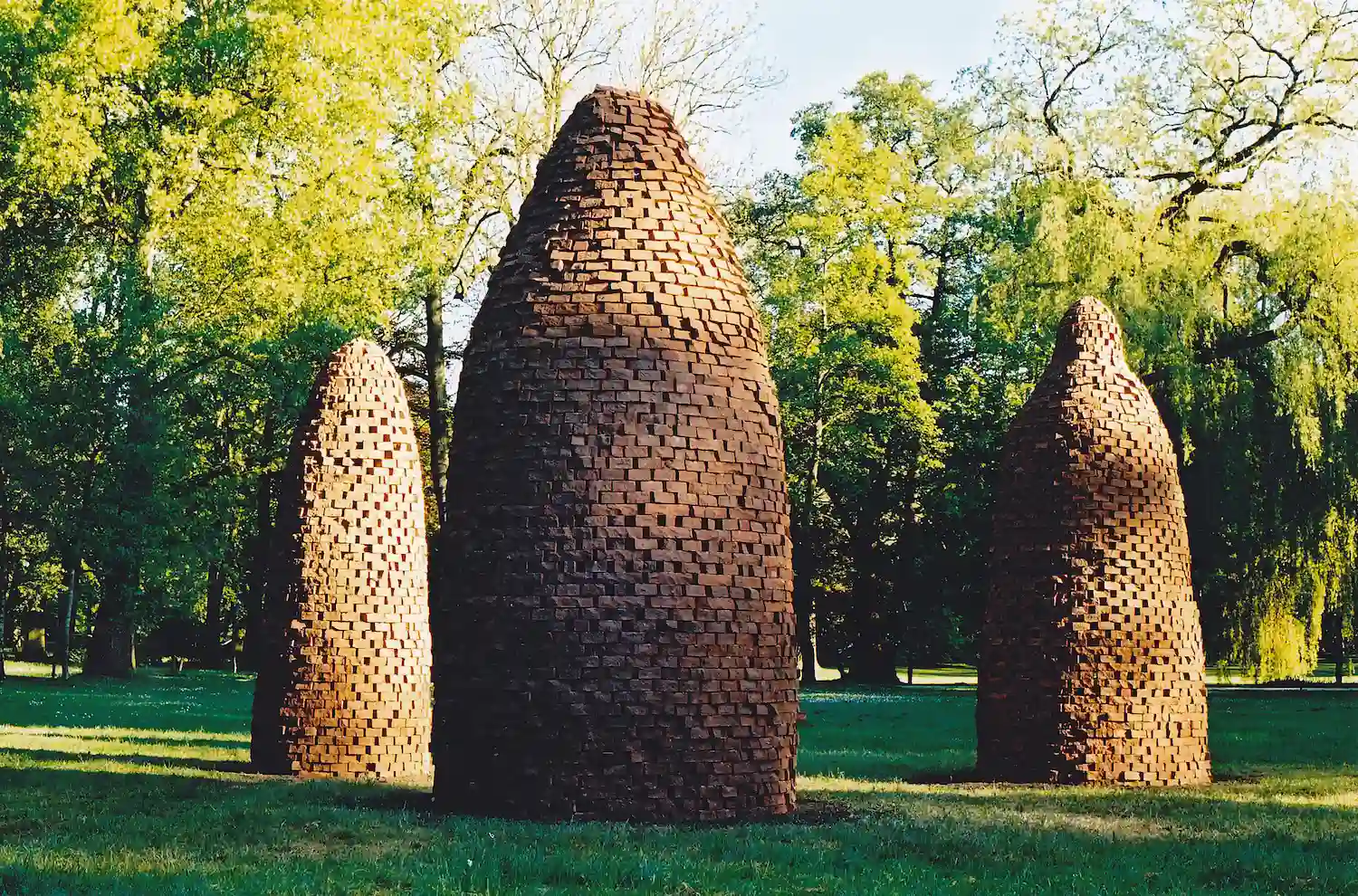 „o. T.“, Ziegel, Blickachsen 3, Skulpturen im Kurpark Bad Homburg v. d. Höhe, 2000