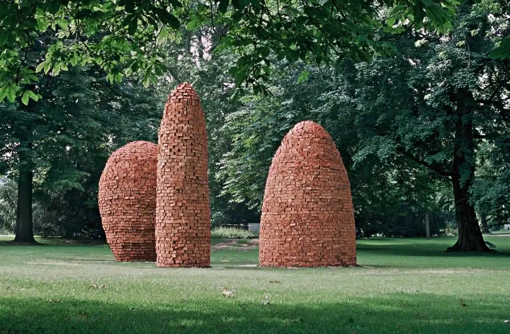 „Piazza verde“, Ziegel, Luisenpark, Mannheim, 2003
