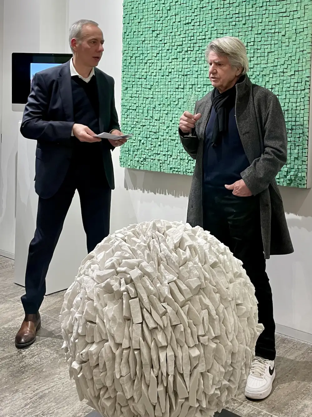 Reiner Seliger (rechts) und Galerist Matthias Kellermann in der Ausstellung „La Mostra“ (Foto: Anne Rantanen)