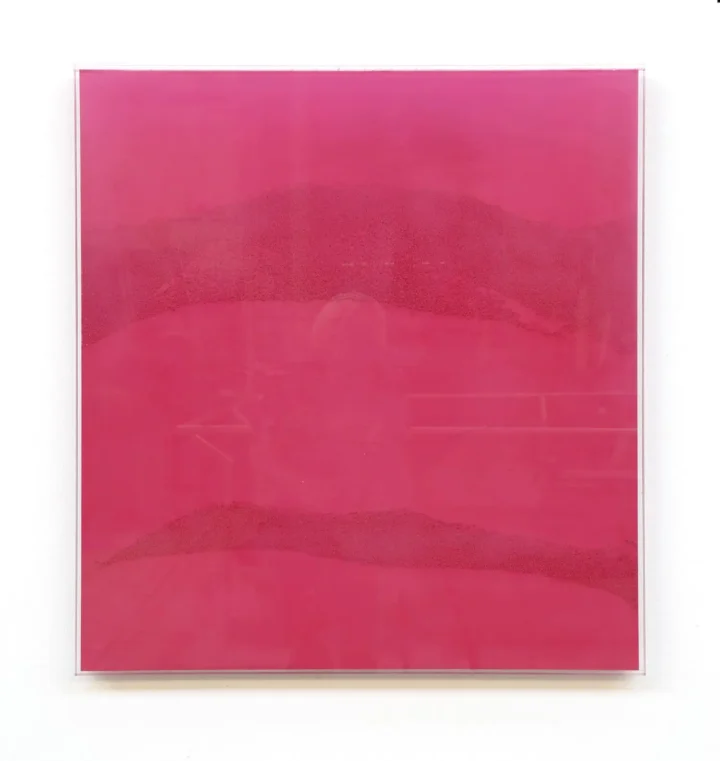 „Gesso dunkelrot“, Kreideschüttung, Acryl, 80 x 80 cm, 2023