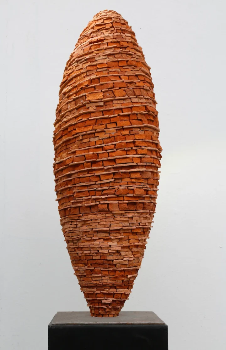 Reiner Seliger: „Sesto 1“, toskanischer Antikziegel, 96 x 31cm, 2024