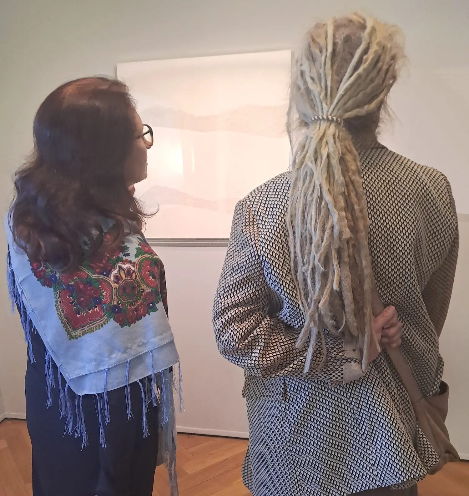 Besucher vor der Arbeit „Pulverschnee - weiße Kreide“ in der Ausstellung „21x21“ der RUHRKUNSTMUSEEN in der Villa Hügel Essen